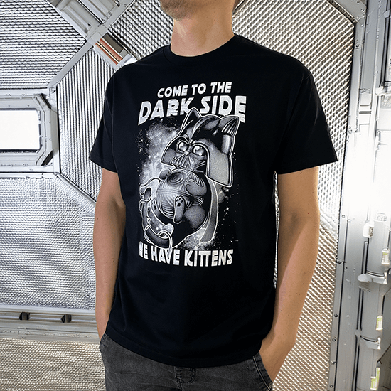 Czarna koszulka z kotem w stylu sci-fi i zabawnym hasłem o kotkach