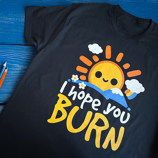 Koszulka z uśmiechniętym słońcem i ironicznym tekstem „I hope you burn” – idealna dla fanów czarnego humoru i kontrastowych wzorów