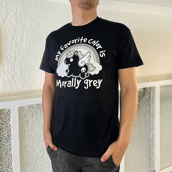 Stylowa koszulka z nadrukiem jednorożca i napisem My favorite color is morally grey – modna propozycja z nutą ironii