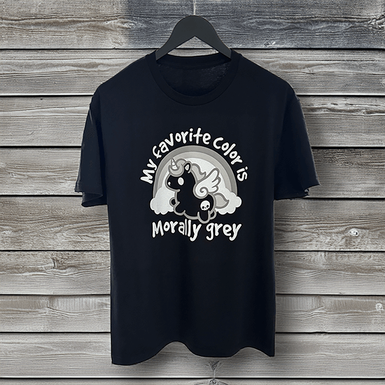 Koszulka z nadrukiem jednorożca i napisem My favorite color is morally grey – zabawna koszulka w stylu fantasy dla fanów czarnego humoru